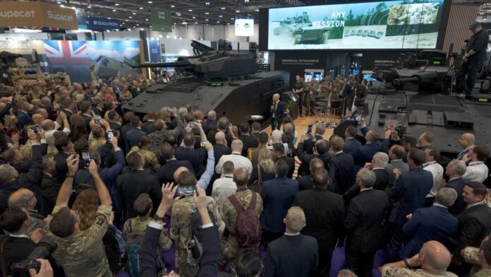 Großes Interesse bei der Vorstellung der Ajax-Schützenpanzerversion auf der DSEI 2025.
