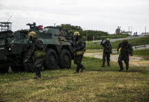 Die japanische 15. Brigade, hier ABC-Abwehrkräfte bei einer Übung auf Okinawa 2014, soll zur Division aufgewertet werden.