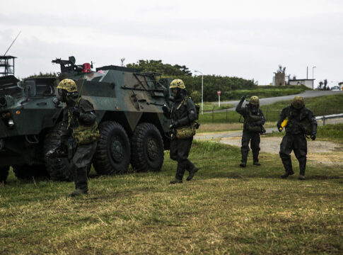 Japanische Streitkräfte stellen zwei neue Großverbände auf 6 Die japanische 15. Brigade, hier ABC-Abwehrkräfte bei einer Übung auf Okinawa 2014, soll zur Division aufgewertet werden.