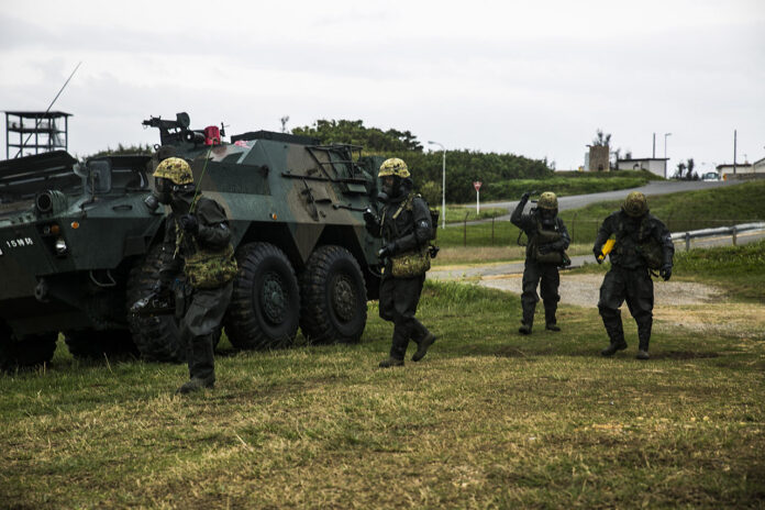 Die japanische 15. Brigade, hier ABC-Abwehrkräfte bei einer Übung auf Okinawa 2014, soll zur Division aufgewertet werden.