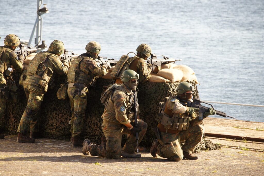 Die Reserve-Einsatzkompanie des Standorts übernahm die Absicherung des Marinearsenals zur Seeseite.