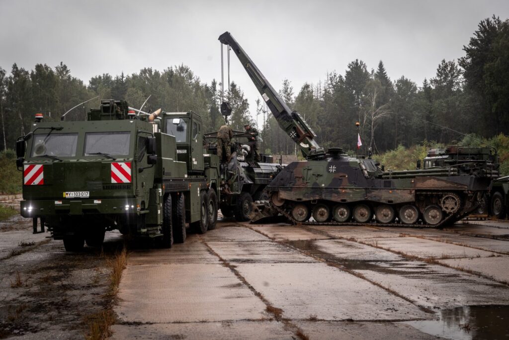 Grand Eagle 2025: Panzergrenadiere in Litauen angekommen 5 Ob in der Halle oder outdoor - die Soldatinnen und Soldaten des Versorgungsbataillons 131 können Material überall instand setzen.
