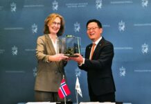 Die Generaldirektorin der norwegischen Beschaffungsbehörde NDMA, Gro Jære, und Hanwha-CEO Jae-il Son nach der Auftragsunterzeichnung für weitere 24 Panzerhaubitzen K9.