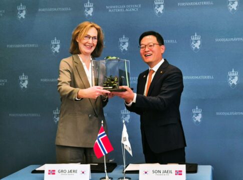 Die Generaldirektorin der norwegischen Beschaffungsbehörde NDMA, Gro Jære, und Hanwha-CEO Jae-il Son nach der Auftragsunterzeichnung für weitere 24 Panzerhaubitzen K9.