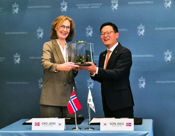 Die Generaldirektorin der norwegischen Beschaffungsbehörde NDMA, Gro Jære, und Hanwha-CEO Jae-il Son nach der Auftragsunterzeichnung für weitere 24 Panzerhaubitzen K9.