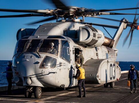 Ein CH-53K an Bord des amphibischen Landungsschiffs USS Arlington (LPD 24).