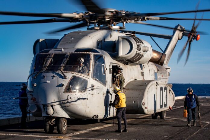 Ein CH-53K an Bord des amphibischen Landungsschiffs USS Arlington (LPD 24).