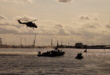 Speedboote von Bundeswehr und Polizei mit einem Marinehubschrauber Sea Lynx im Hafen von Rostock während der Übungsserie Quadriga 2025.