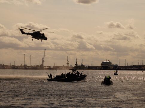 Verlegeübung in Rostock bei Quadriga 2025: Land, Luft, See 21 Speedboote von Bundeswehr und Polizei mit einem Marinehubschrauber Sea Lynx im Hafen von Rostock während der Übungsserie Quadriga 2025.