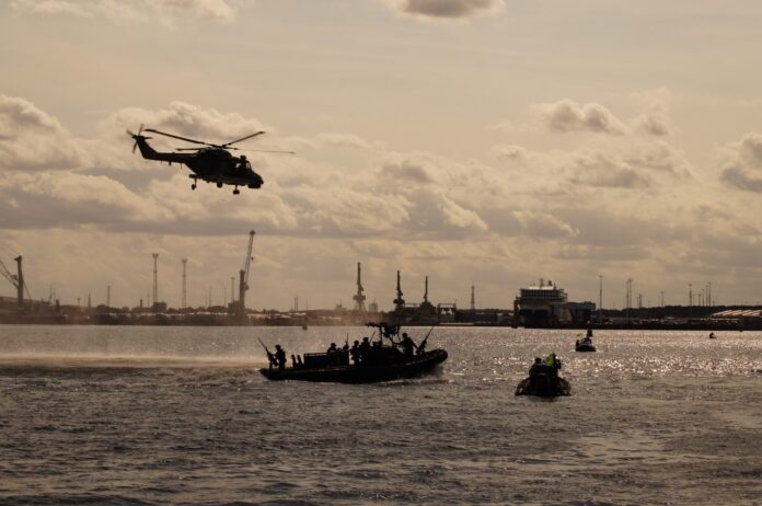 Speedboote von Bundeswehr und Polizei mit einem Marinehubschrauber Sea Lynx im Hafen von Rostock während der Übungsserie Quadriga 2025.