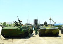 Der neue vietnamesische Schützenpanzer XCB-01 (l.) neben dem BMP-1 bei einer Ausstellung im Dezember 2024.