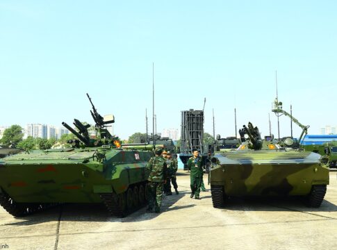 Vietnam führt neuen Schützenpanzer XCB-01 bei Parade vor 6 Der neue vietnamesische Schützenpanzer XCB-01 (l.) neben dem BMP-1 bei einer Ausstellung im Dezember 2024.