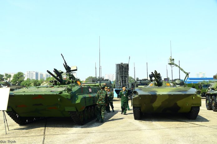Der neue vietnamesische Schützenpanzer XCB-01 (l.) neben dem BMP-1 bei einer Ausstellung im Dezember 2024.