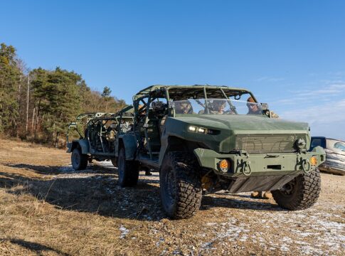 Drohnen und EloKa: U.S. Army entwickelt Kampfbrigaden weiter 12 Zwei M1301 Infantry Squad Vehicles (ISV) der U.S. Army während einer Übung am Joint Multinational Readiness Center in Hohenfels.