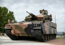 Der neue australische Schützenpanzer AS21 Redback mit der Waffenstation von EOS.
