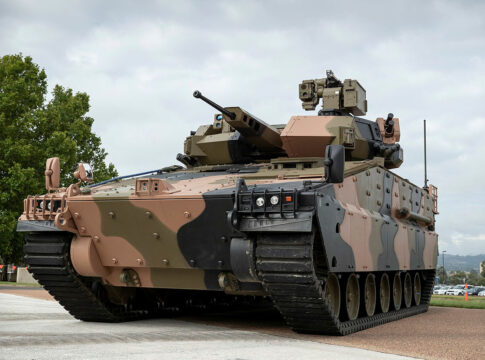 Der neue australische Schützenpanzer AS21 Redback mit der Waffenstation von EOS.