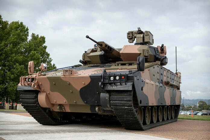 Der neue australische Schützenpanzer AS21 Redback mit der Waffenstation von EOS.
