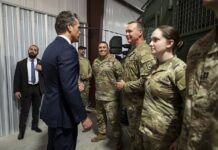 US-Verteidigungsminister Pete Hegseth mit in Memphis eigesetzten Angehörigen der Nationalgarde von Tennessee.