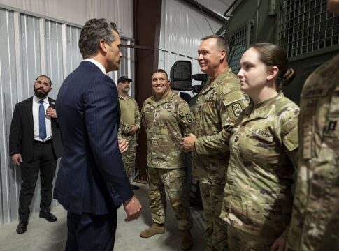 US-Verteidigungsminister Pete Hegseth mit in Memphis eigesetzten Angehörigen der Nationalgarde von Tennessee.