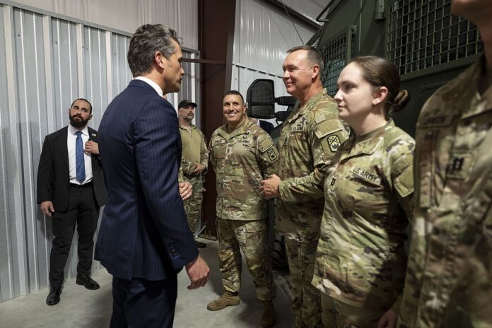 US-Verteidigungsminister Pete Hegseth mit in Memphis eigesetzten Angehörigen der Nationalgarde von Tennessee.
