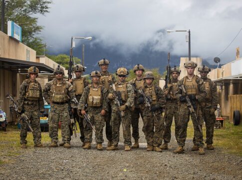 USMC streicht Plan für drittes Littoral Regiment im Pazifik 5 Das 4th Marine Regiment des USMC, hier beim Training von Kampf im bebauten Gelände auf Hawaii während des Manövers RIMPAC 2022, soll nicht in ein Marine Littoral Regiment umgewandelt werden.