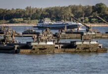 Die Schwimmschnellbrücke 2 soll die Amphibie M3 ablösen, hier bei einer Übung des deutsch-britischen Pionierbrückenbataillons 130 am Rhein.
