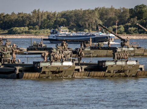 Schwimmschnellbrücke 2 für Deutschland und Großbritannien 6 Die Schwimmschnellbrücke 2 soll die Amphibie M3 ablösen, hier bei einer Übung des deutsch-britischen Pionierbrückenbataillons 130 am Rhein.