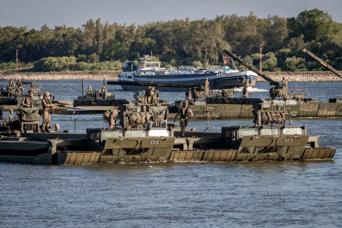 Die Schwimmschnellbrücke 2 soll die Amphibie M3 ablösen, hier bei einer Übung des deutsch-britischen Pionierbrückenbataillons 130 am Rhein.