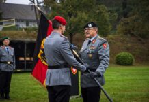 Mit der Übergabe der Truppenfahne vor mehr als hundert Gästen und angetretener Truppe besiegelten Brigadegeneral Marco Eggert (r.) und Oberstleutnant Fabian Kolbe die Aufstellung des Artilleriebataillons 215.