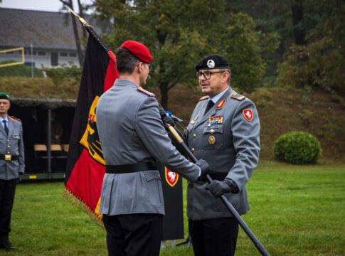 Artilleriebataillon 215 in Augustdorf offiziell aufgestellt 10 Mit der Übergabe der Truppenfahne vor mehr als hundert Gästen und angetretener Truppe besiegelten Brigadegeneral Marco Eggert (r.) und Oberstleutnant Fabian Kolbe die Aufstellung des Artilleriebataillons 215.