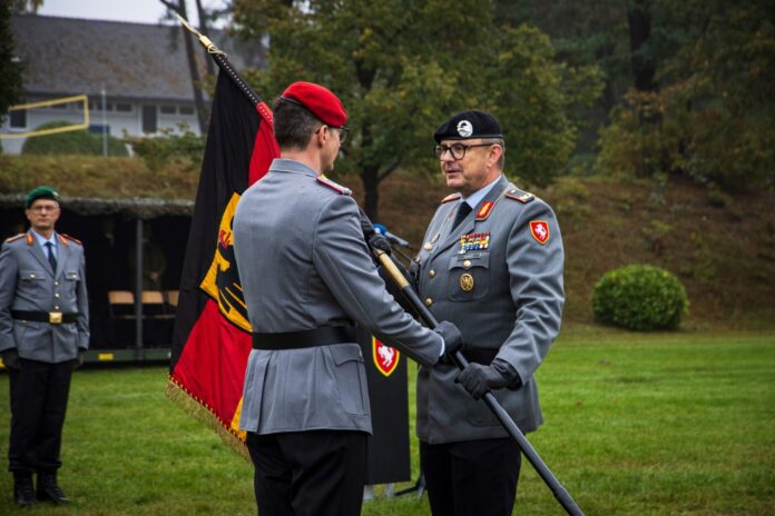Mit der Übergabe der Truppenfahne vor mehr als hundert Gästen und angetretener Truppe besiegelten Brigadegeneral Marco Eggert (r.) und Oberstleutnant Fabian Kolbe die Aufstellung des Artilleriebataillons 215.