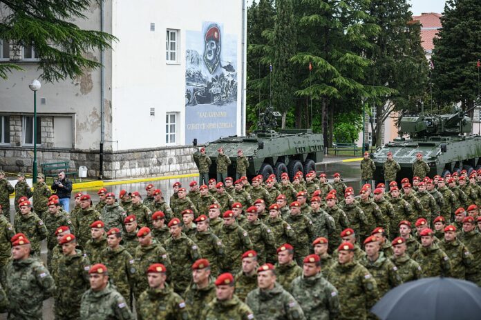 Kroatien - hier Soldaten der 3. Mechanisierten Brigade 2021 - führt die Wehrpflicht wieder ein.