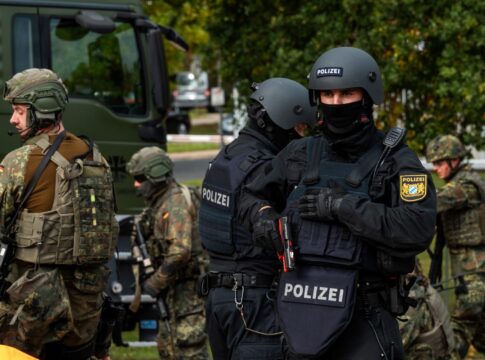 Bundeswehr und Polizei trainieren verstärkt die Zusammenarbeit im Krisenfall, hier bei der Übung RoadTex 2025 Anfang Oktober.