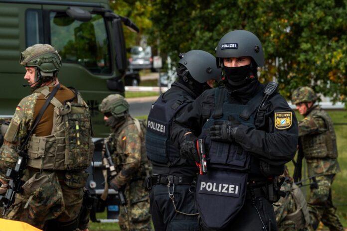 Bundeswehr und Polizei trainieren verstärkt die Zusammenarbeit im Krisenfall, hier bei der Übung RoadTex 2025 Anfang Oktober.