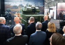 Zahlreiche Besucher verfolgten die Premiere des UGV MV-8 Komodo auf der SIDEC in Slowenien.