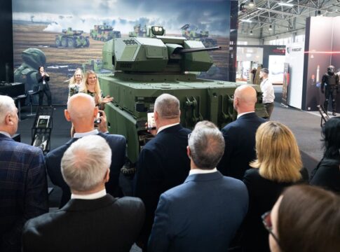 Slowenien: Unbemannte Fähigkeiten dominieren Messe SIDEC 18 Zahlreiche Besucher verfolgten die Premiere des UGV MV-8 Komodo auf der SIDEC in Slowenien.