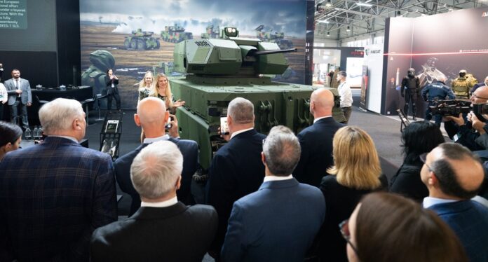 Zahlreiche Besucher verfolgten die Premiere des UGV MV-8 Komodo auf der SIDEC in Slowenien.