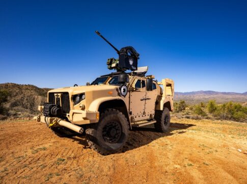 Waffenstation Slinger von EOS jetzt mit C-UAS-Fähigkeiten 15 EOS Slinger Remote Weapon System auf einem JLTV während der Northrop Grumman Bushmaster Users Conference 2025. (Foto: EOS)