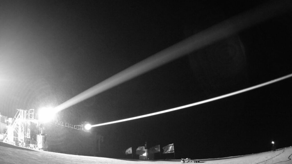 Iron Beam 450: Entwicklung von Lasersystem abgeschlossen 2 Aufnahme des containerisierten Gesamtsystems mit zwei Effektoren auf dem Dach während der Wirkung.