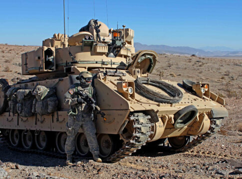 American Rheinmetall hat einen Auftrag zur Erprobung von schnellen Schadinstandsetzungen des Schützenpanzers Bradley erhalten.