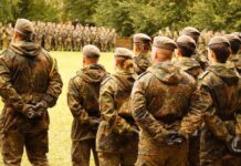 Die Zukunft des Wehrdienstes bleibt umstritten: Soldatinnen und Soldaten beim Aufstellungsappell des Heimatschutzregiments 6.