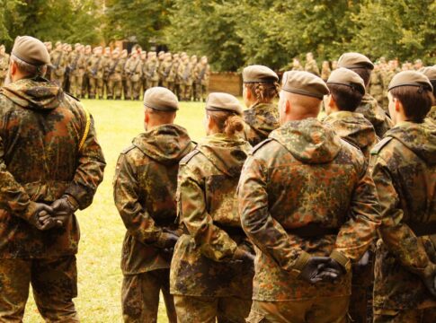 Die Zukunft des Wehrdienstes bleibt umstritten: Soldatinnen und Soldaten beim Aufstellungsappell des Heimatschutzregiments 6.