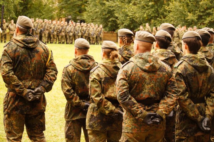 Die Zukunft des Wehrdienstes bleibt umstritten: Soldatinnen und Soldaten beim Aufstellungsappell des Heimatschutzregiments 6.