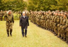 Generalmajor Andreas Henne, Kommandeur der Heimatschutzdivision (l.) und Sachsen-Anhalts Ministerpräsident Reiner Haseloff beim Abschreiten der Aufstellungsformation des Heimatschutzregiments 6.