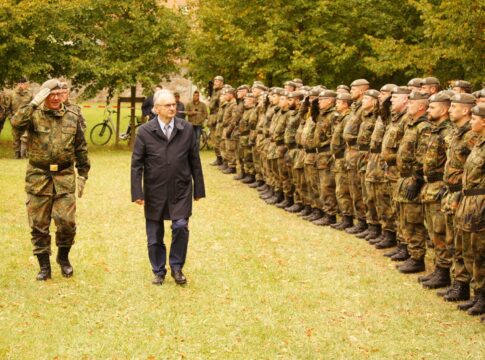 Heimatschutzregiment 6 mit Appell in Möckern aufgestellt 8 Generalmajor Andreas Henne, Kommandeur der Heimatschutzdivision (l.) und Sachsen-Anhalts Ministerpräsident Reiner Haseloff beim Abschreiten der Aufstellungsformation des Heimatschutzregiments 6.