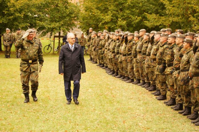 Generalmajor Andreas Henne, Kommandeur der Heimatschutzdivision (l.) und Sachsen-Anhalts Ministerpräsident Reiner Haseloff beim Abschreiten der Aufstellungsformation des Heimatschutzregiments 6.