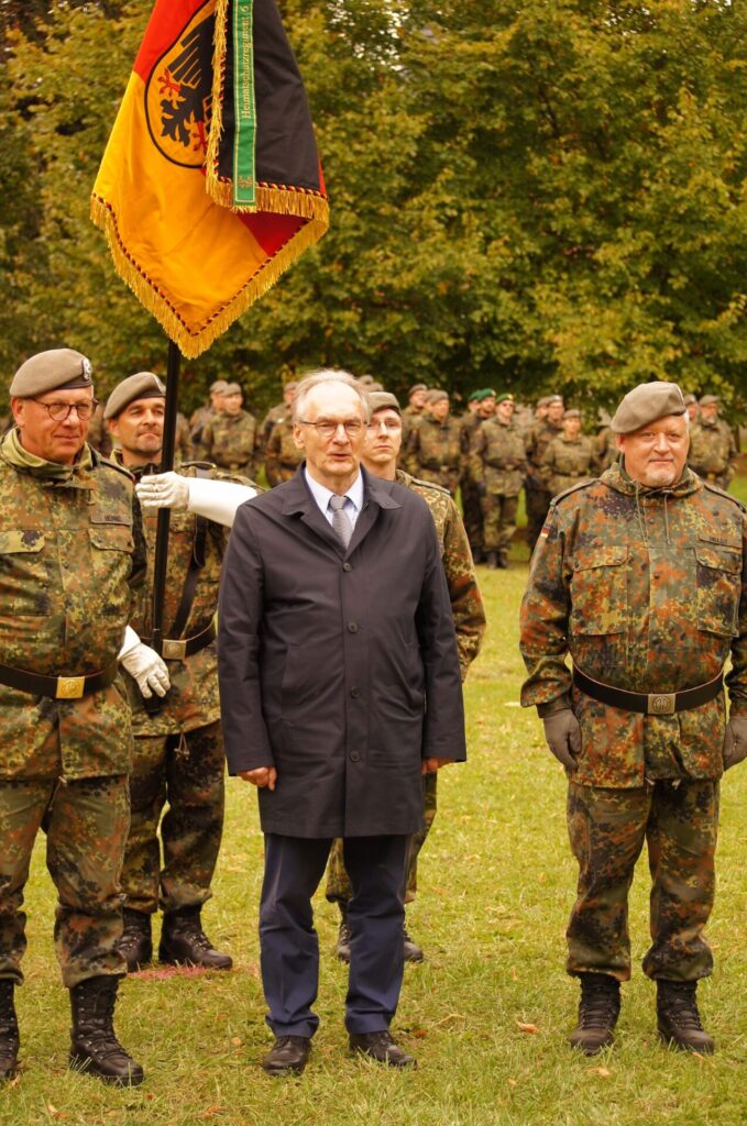 Heimatschutzregiment 6 mit Appell in Möckern aufgestellt 2 Generalmajor Andreas Henne, Ministerpräsident Reiner Haseloff und Regimentskommandeur Oberst Carsten Heldt (v. l.) vor der neuen Truppenfahne des Heimatschutzregiments 6.