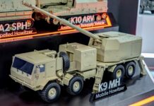 Auf der AUSA 2025 stellt Hanwha seine Haubitze K9A2 auf Radfahrgestell vor.