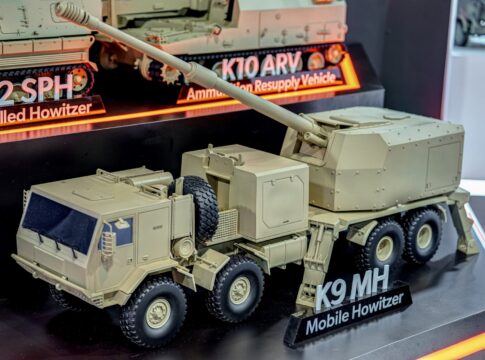 Auf der AUSA 2025 stellt Hanwha seine Haubitze K9A2 auf Radfahrgestell vor.