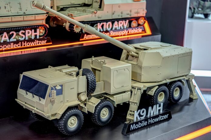 Auf der AUSA 2025 stellt Hanwha seine Haubitze K9A2 auf Radfahrgestell vor.